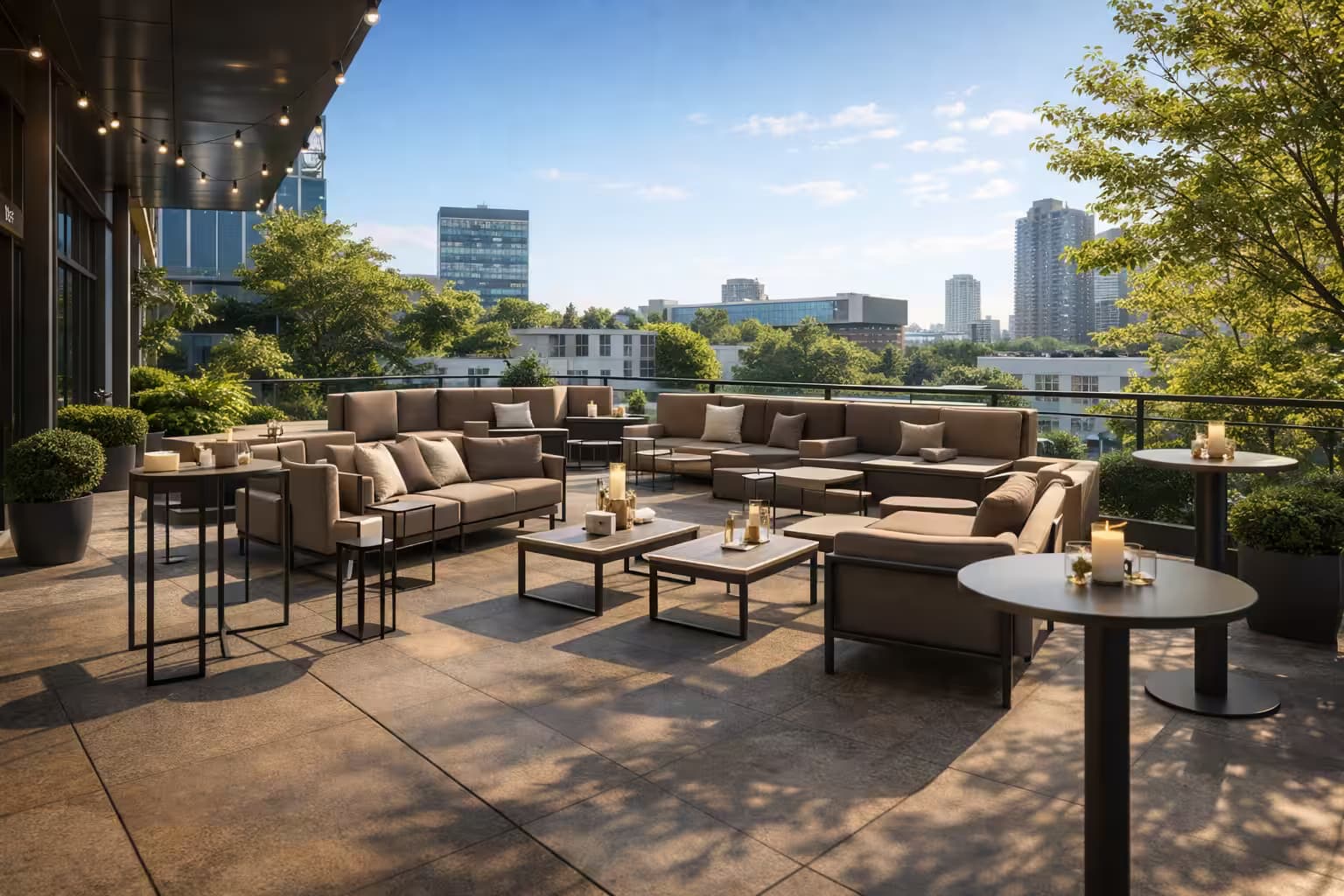 Dachterrasse mit Lounge-Sitzplätzen und Blick über die Stadt